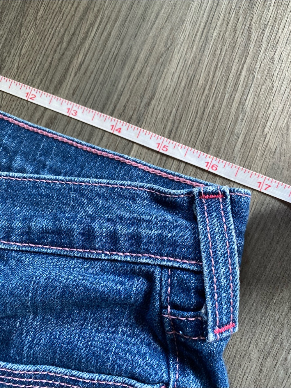 Pink stitched jeans with pink buttons - Picture 5 of 6